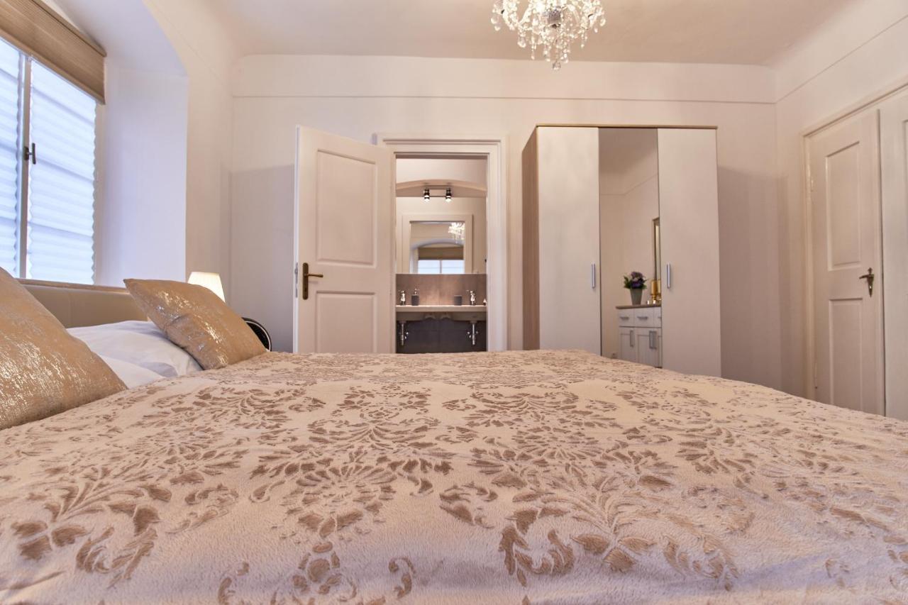 Charles Bridge Royal Apartment Prague Exterior photo